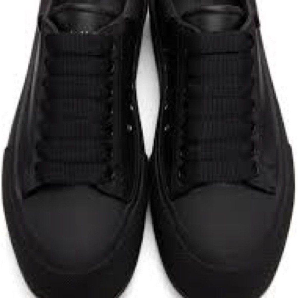 Alexander McQueen
Deck Lace-Up Plimsoll 'Black Starry Night'
-100% Authentic.